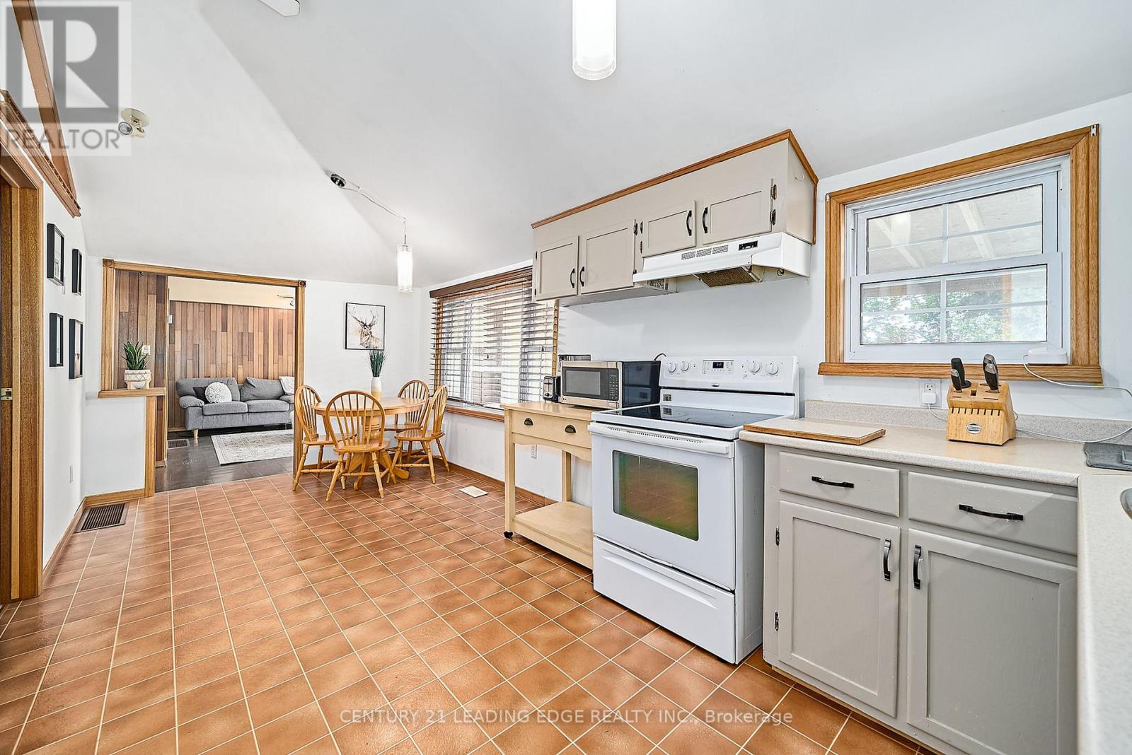 225 ARNOTT DRIVE - 23
