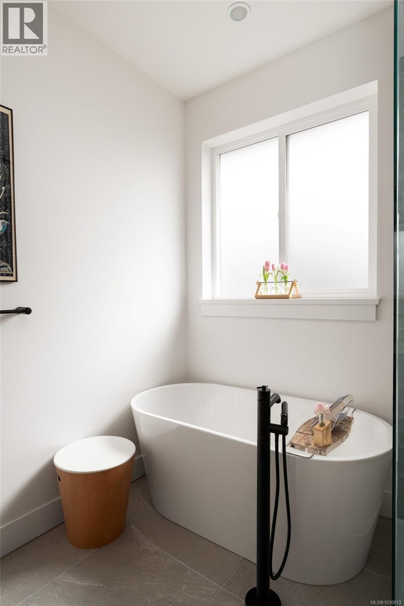  2101 Weiler Avenue West, Sidney