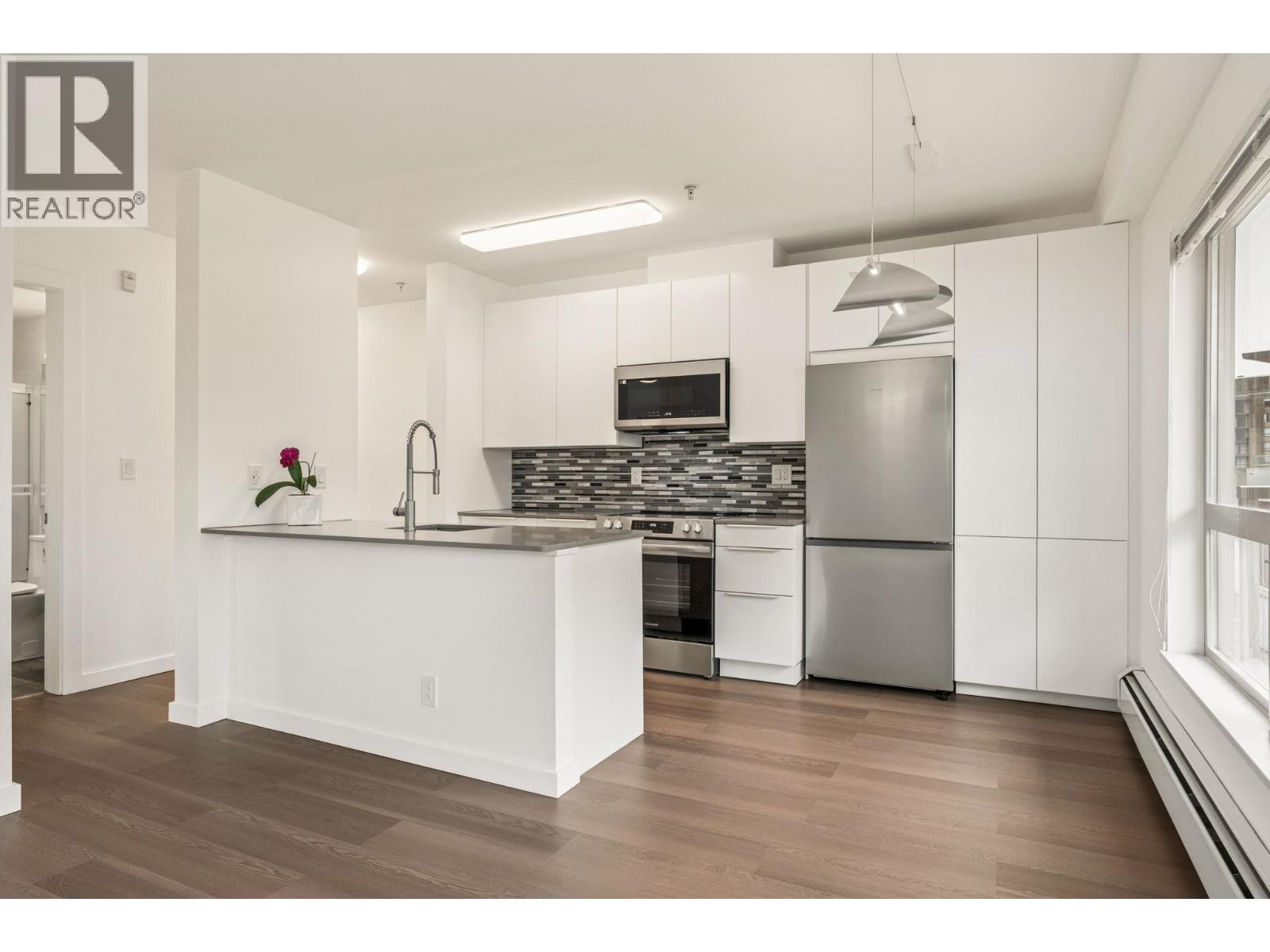 303 1033 ST. GEORGE'S AVENUE, North Vancouver