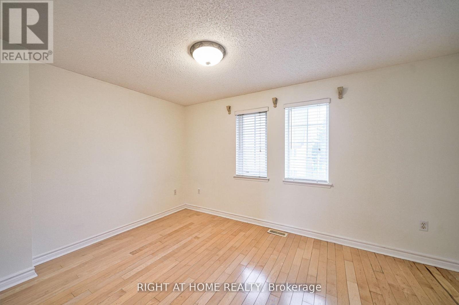 #25 80 STRATHAVEN DRIVE - 18