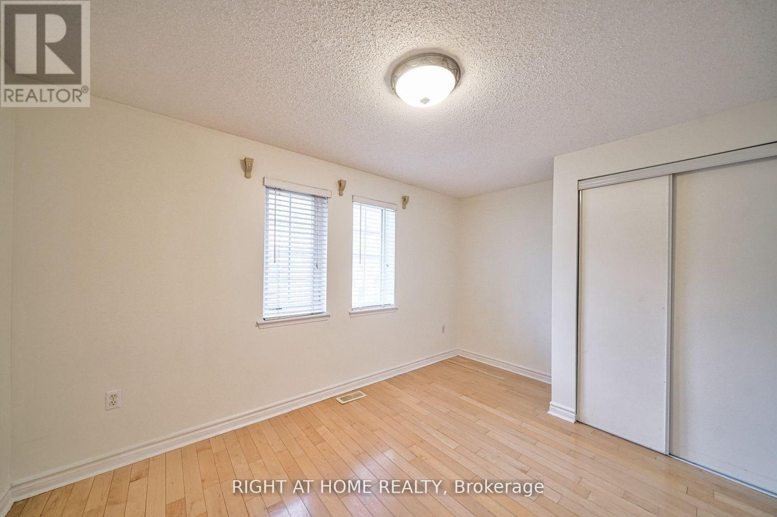 #25 80 STRATHAVEN DRIVE - 19