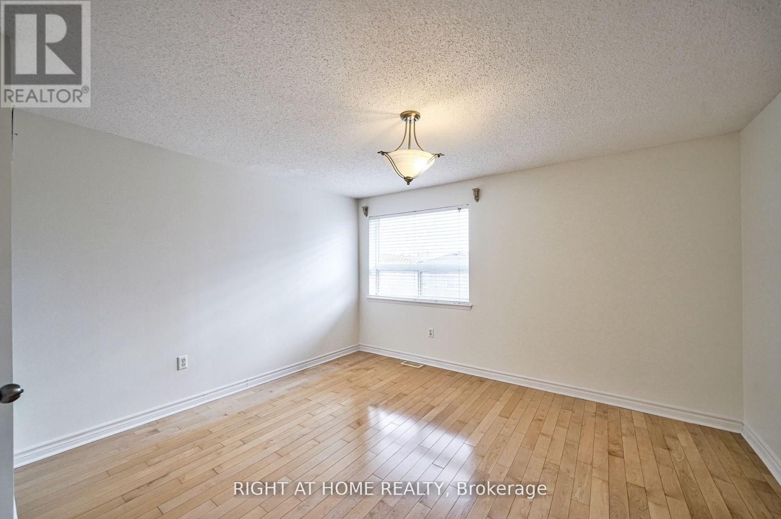 #25 80 STRATHAVEN DRIVE - 22