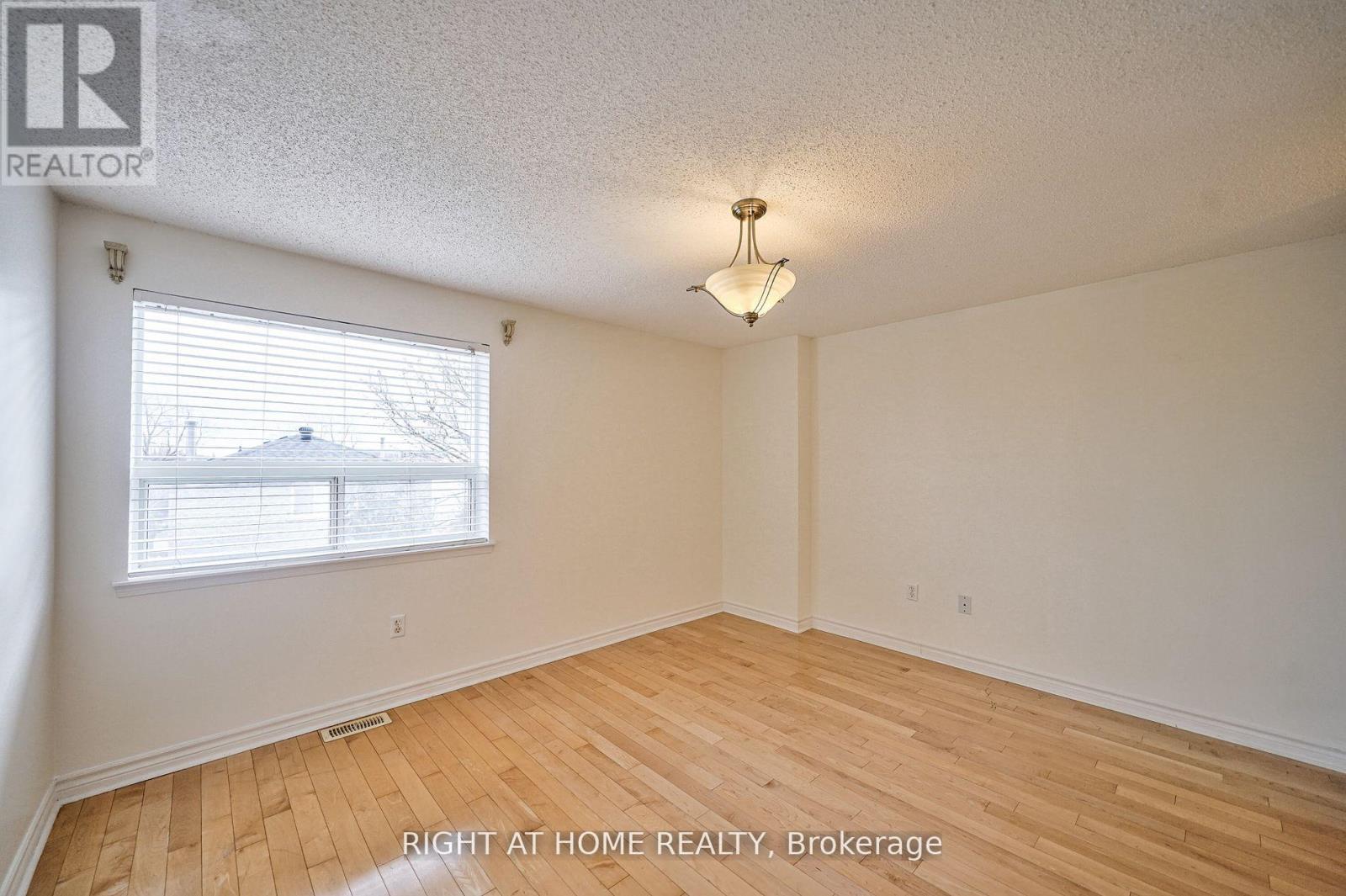 #25 80 STRATHAVEN DRIVE - 23
