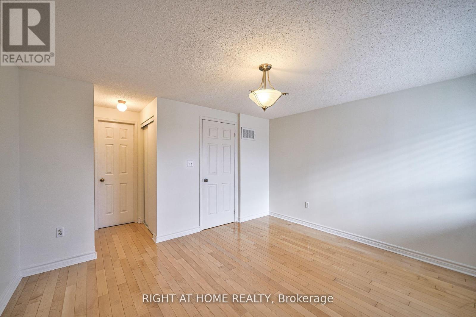 #25 80 STRATHAVEN DRIVE - 24