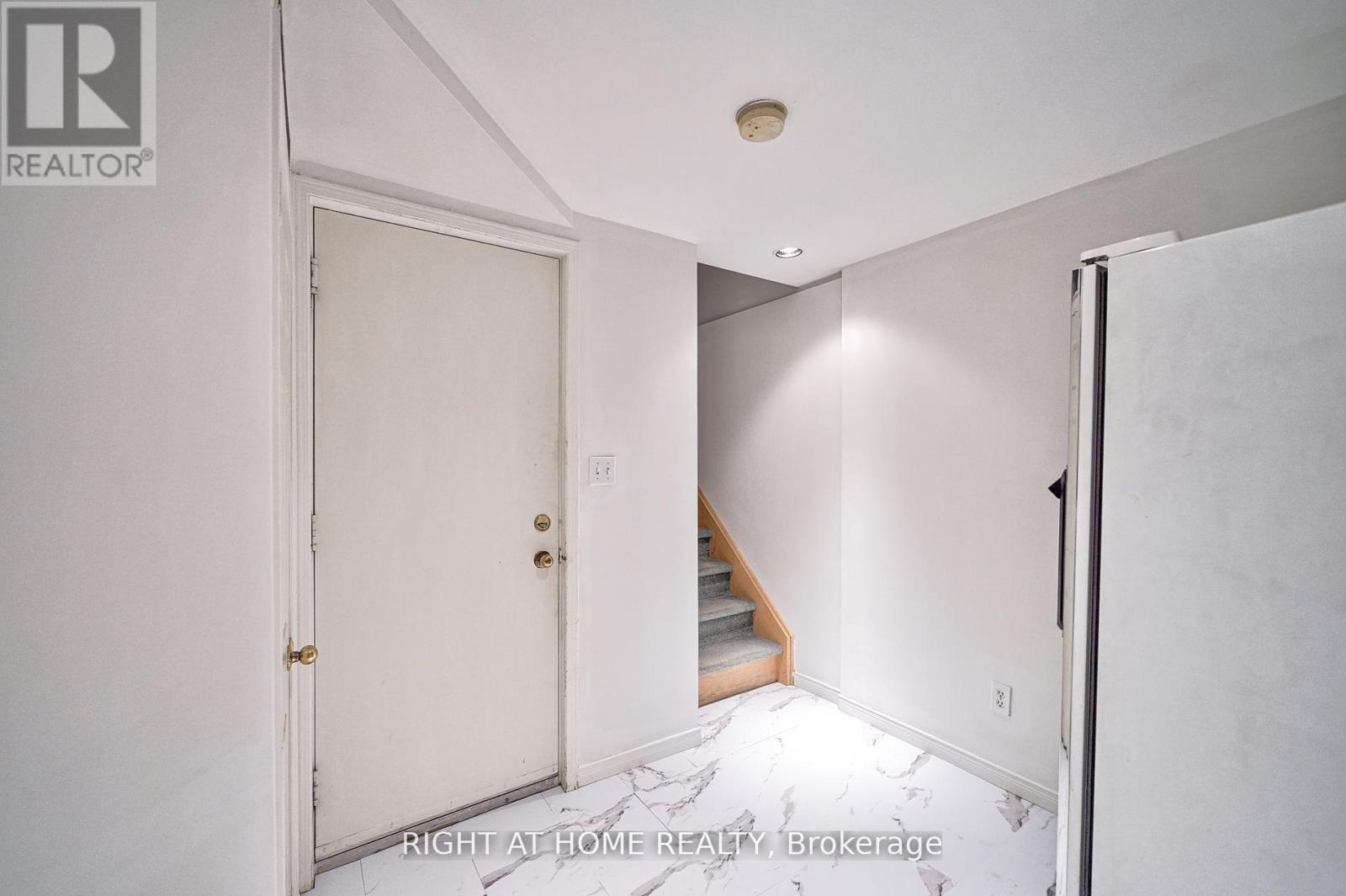 #25 80 STRATHAVEN DRIVE - 28