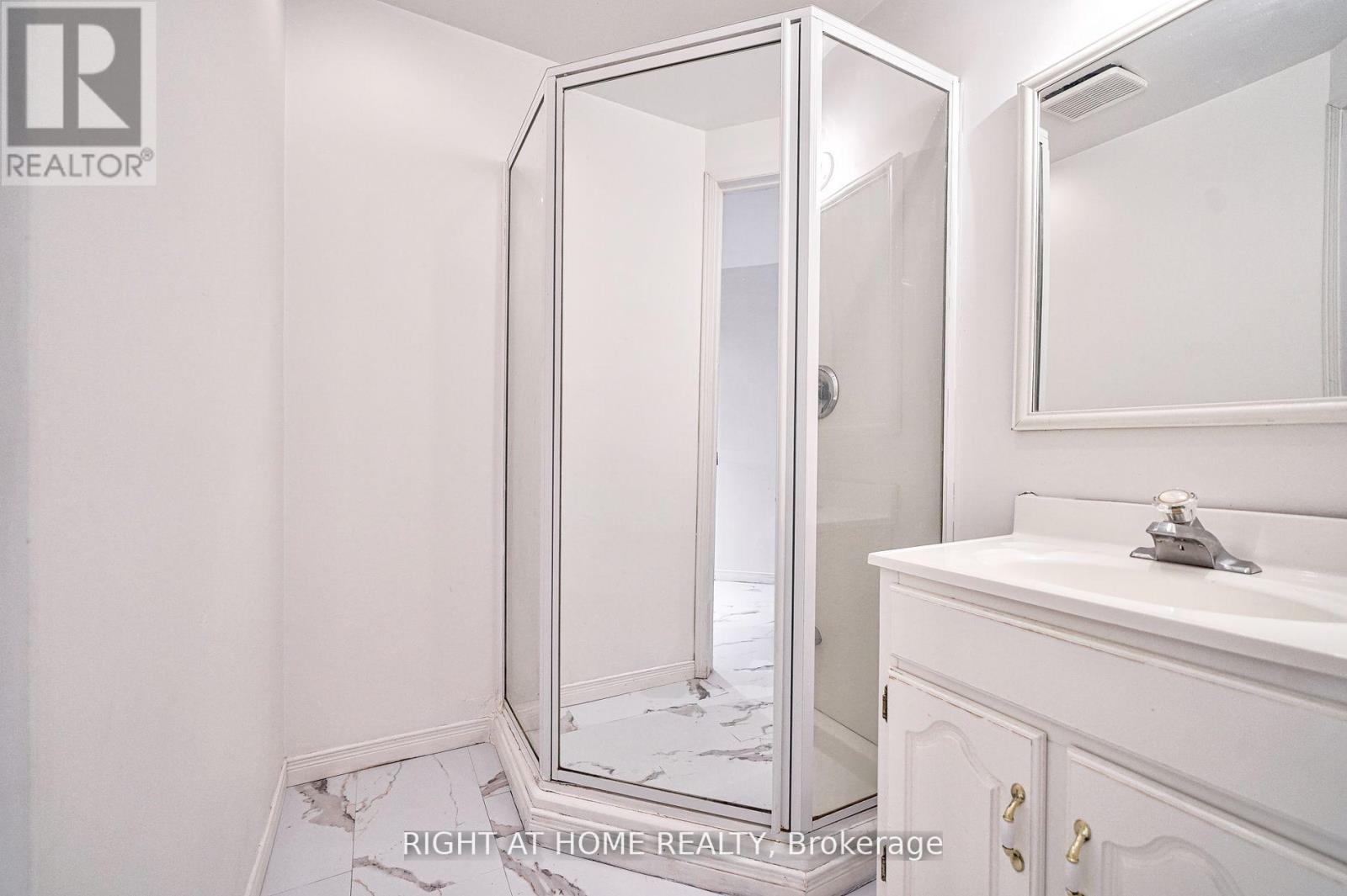 #25 80 STRATHAVEN DRIVE - 30