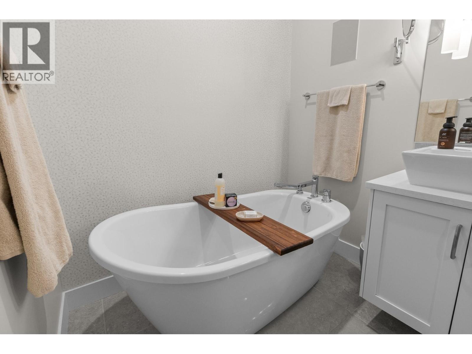 827 Saucier Avenue, Kelowna