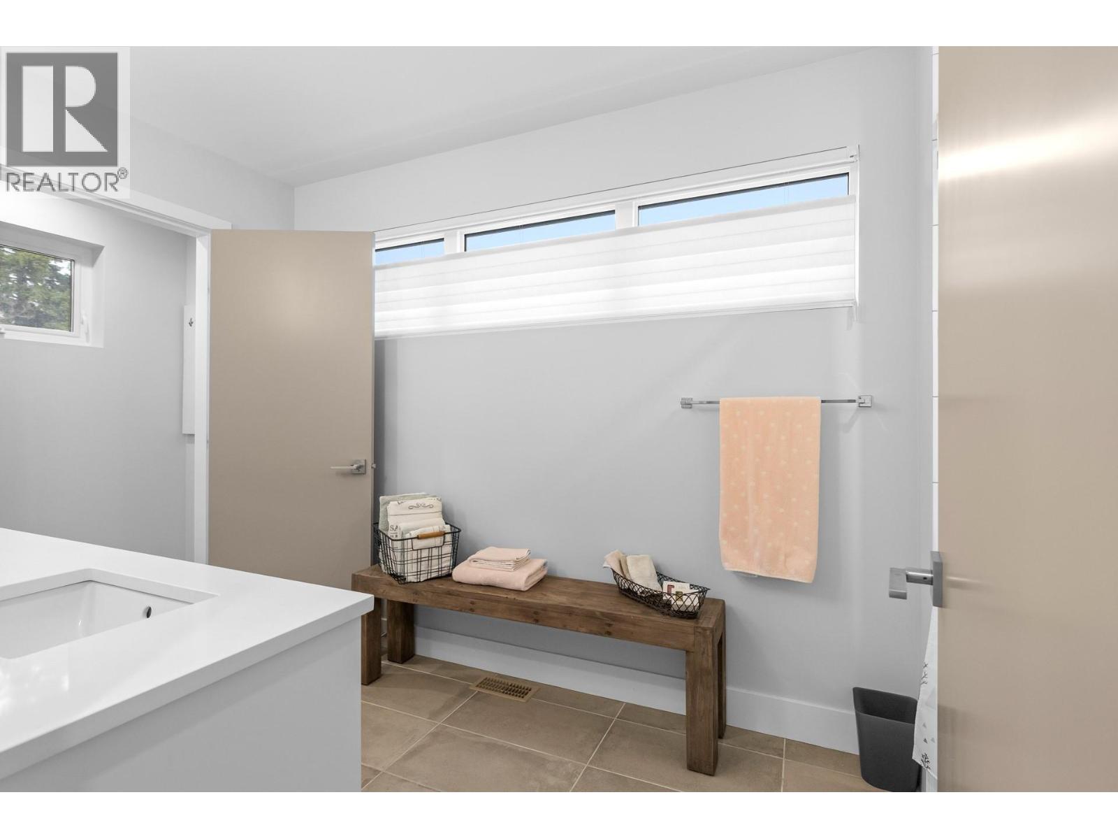 827 Saucier Avenue, Kelowna