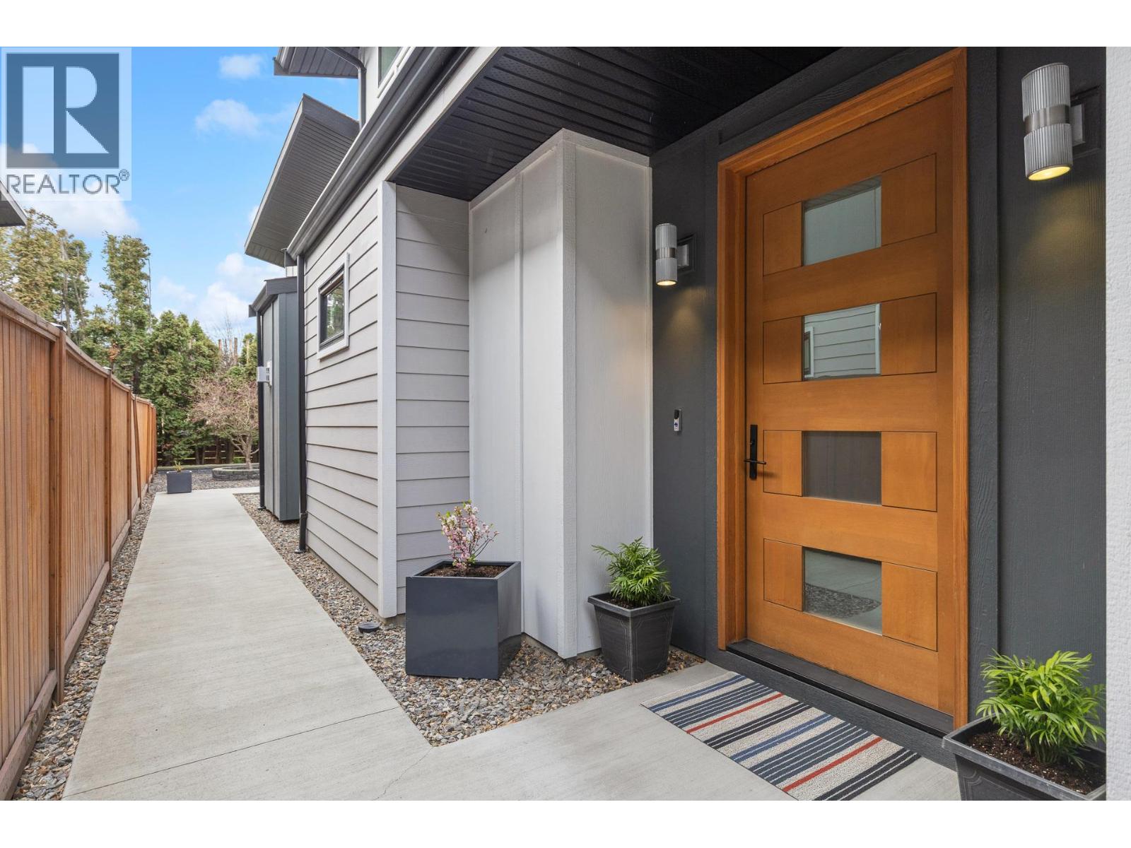 827 Saucier Avenue, Kelowna