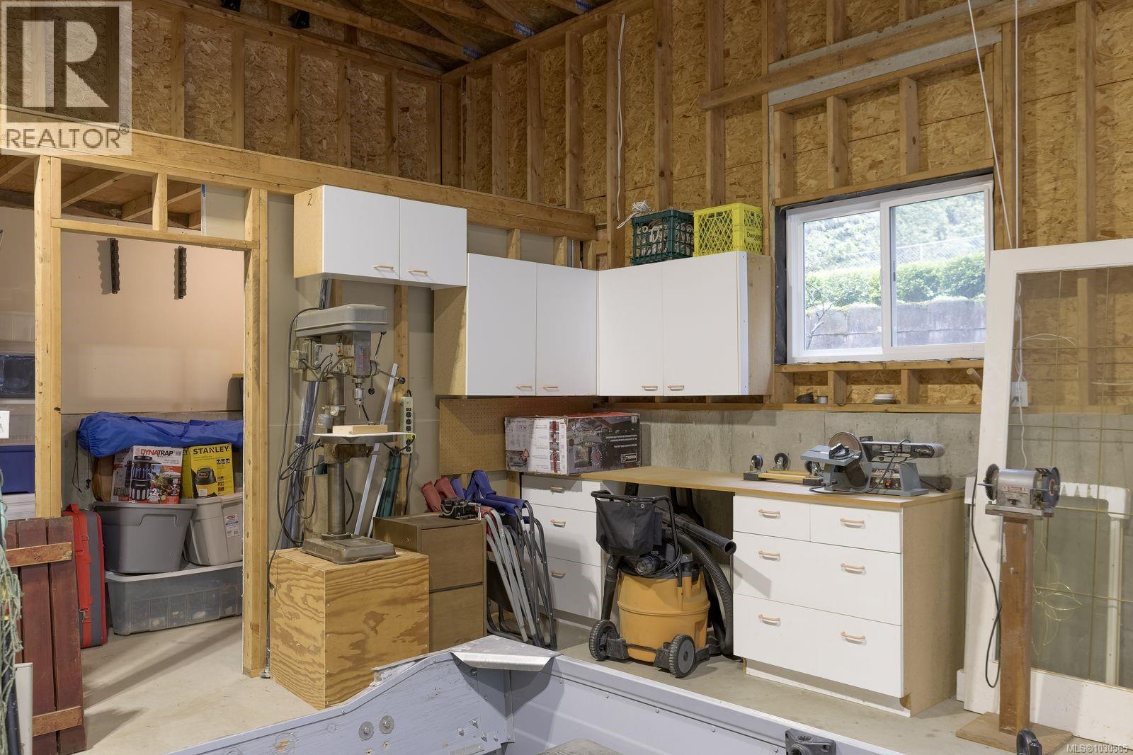 7228 Aulds Rd, Lantzville