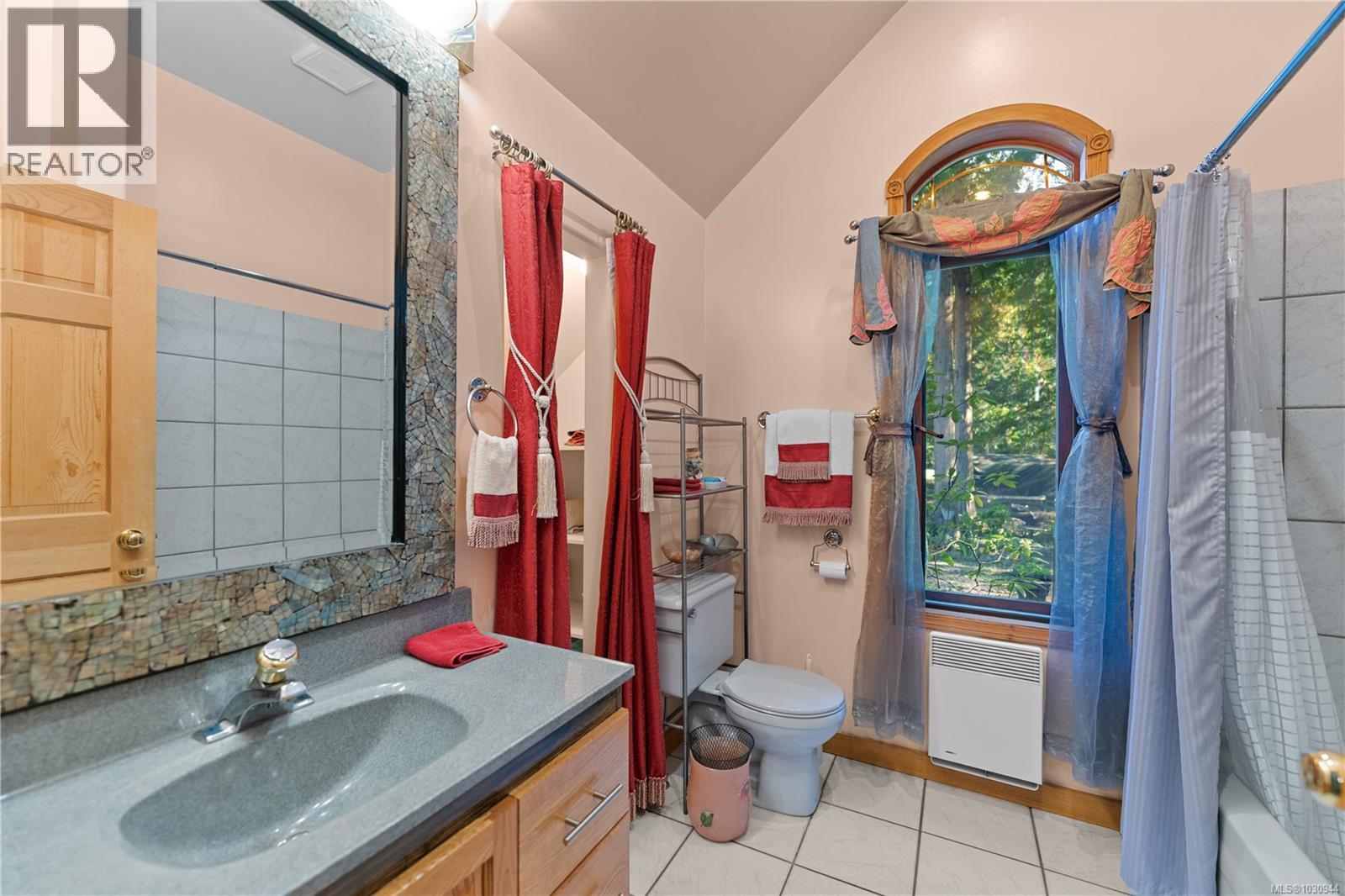 1059 Pat Burns Ave, Gabriola Island