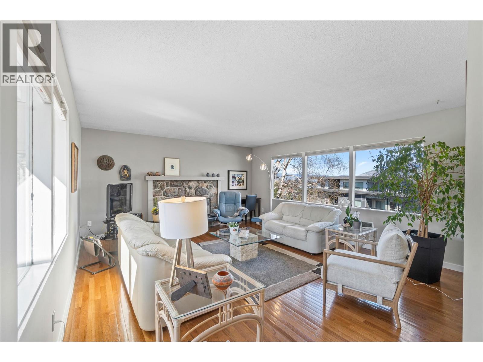 320 WHITESHIELD Crescent - 2