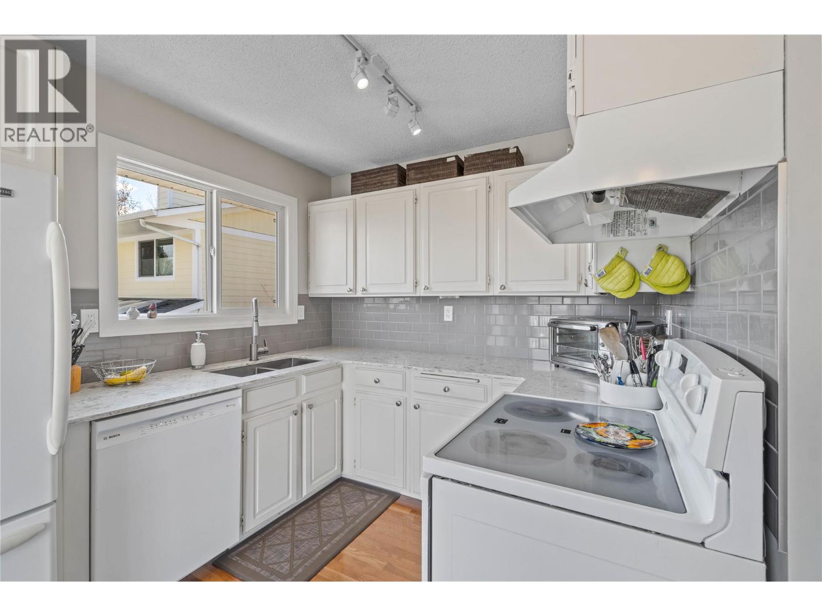 320 WHITESHIELD Crescent - 5