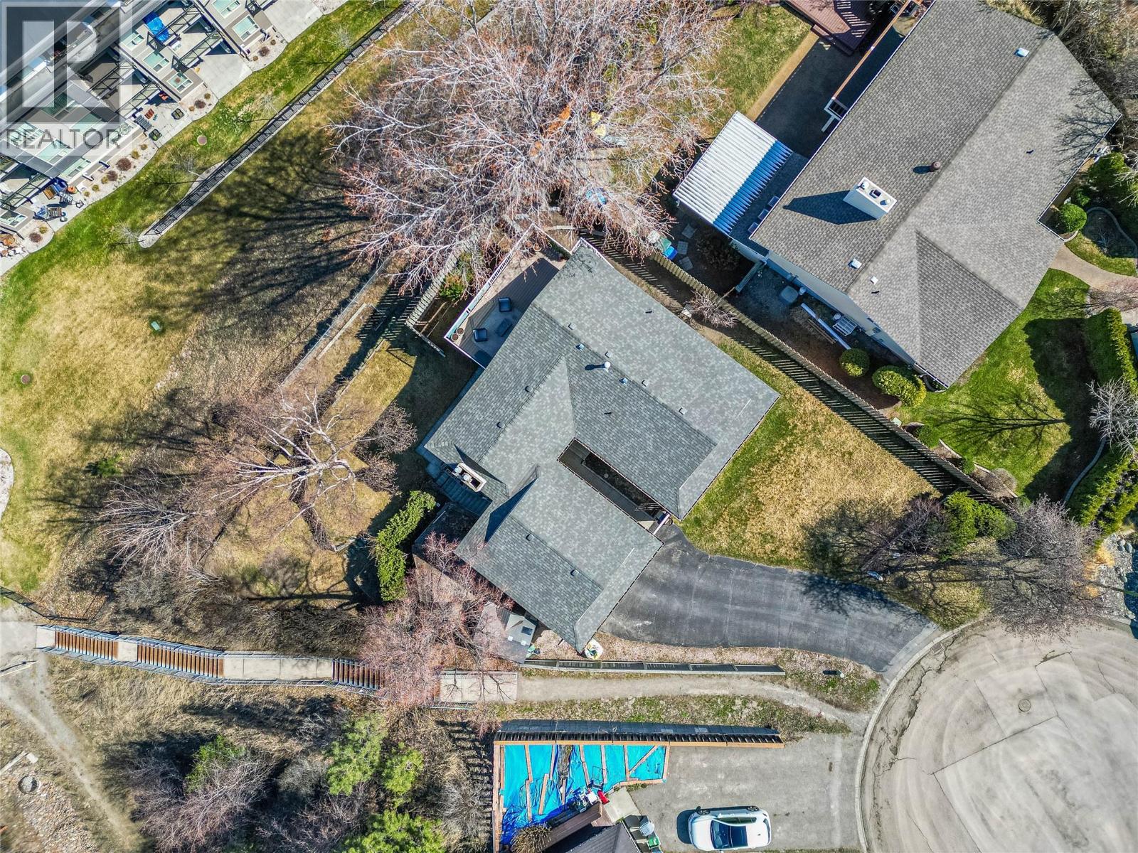 320 WHITESHIELD Crescent - 32