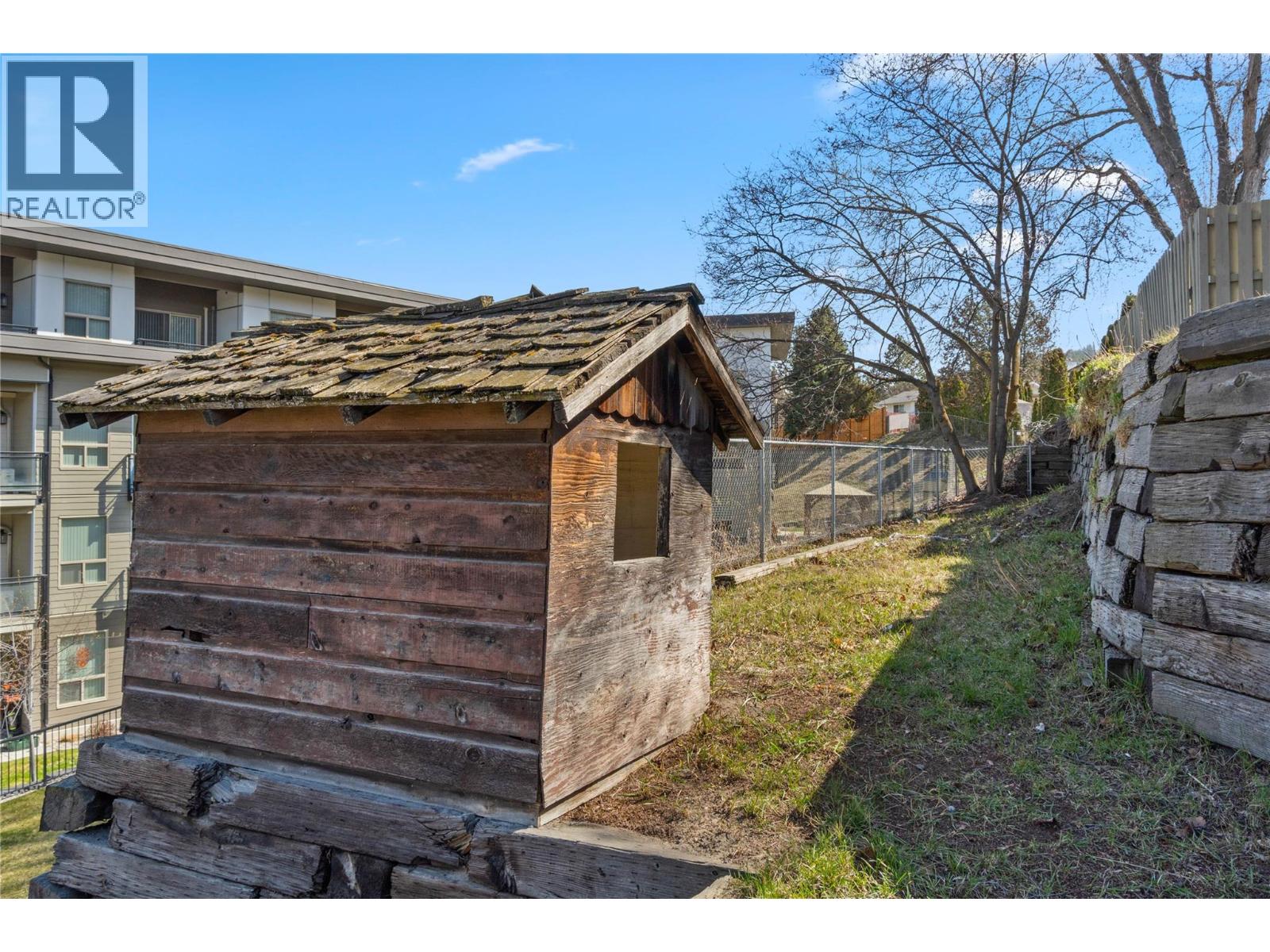 320 WHITESHIELD Crescent - 38