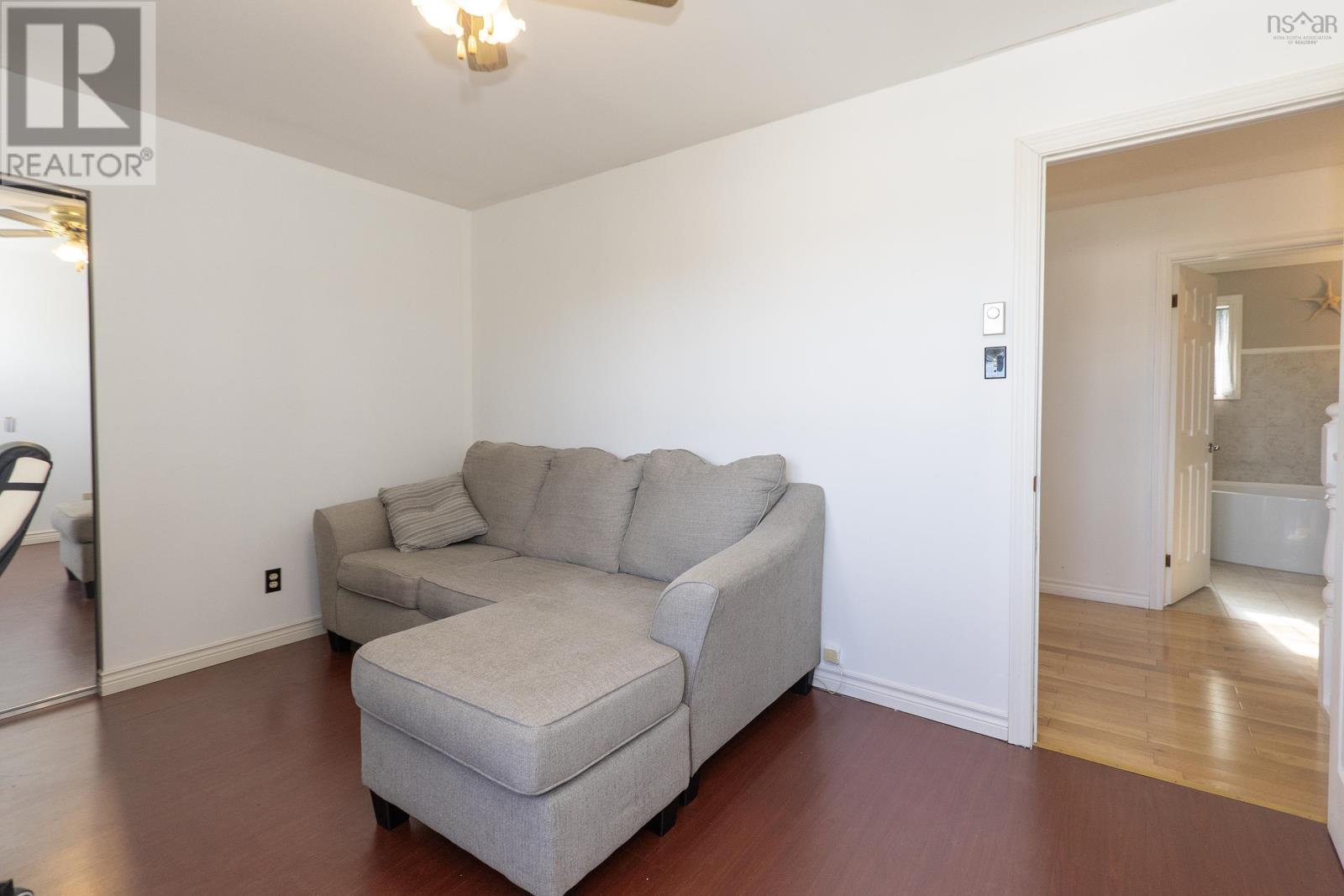 Property 32 of 48 of 193a Victoria Street E