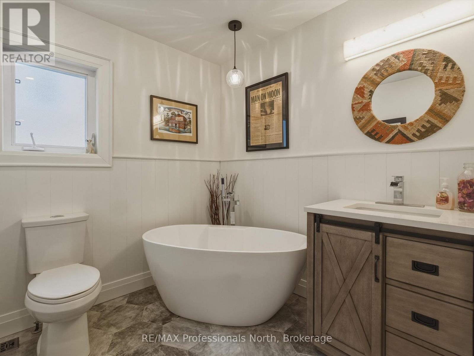 8 WOODS HOLLOW, Gravenhurst (Muskoka (S)), Ontario