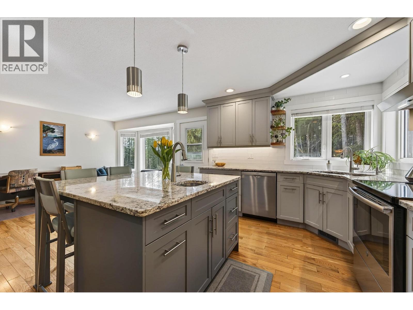  656 Lafontaine Road East, Golden