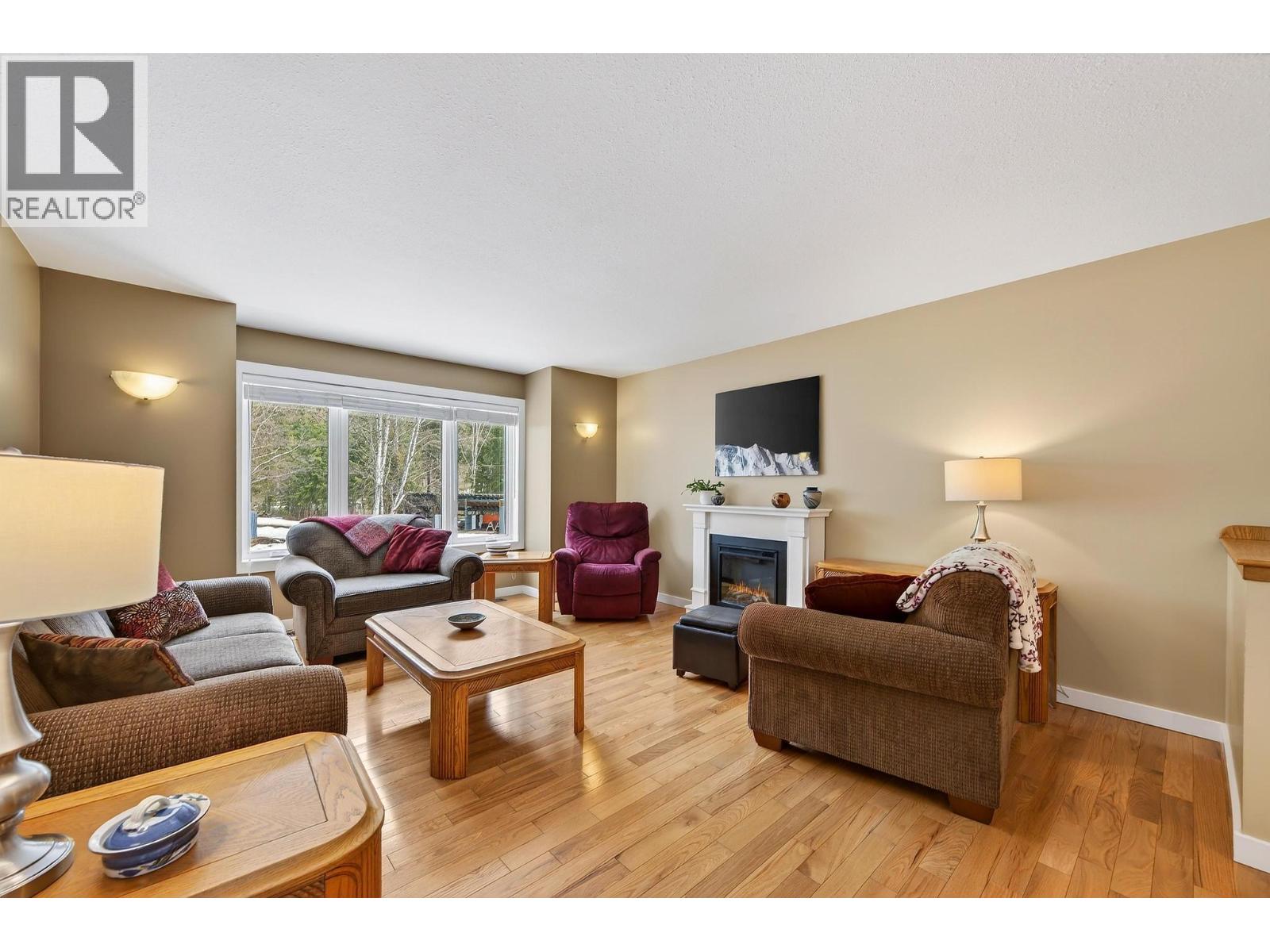  656 Lafontaine Road East, Golden