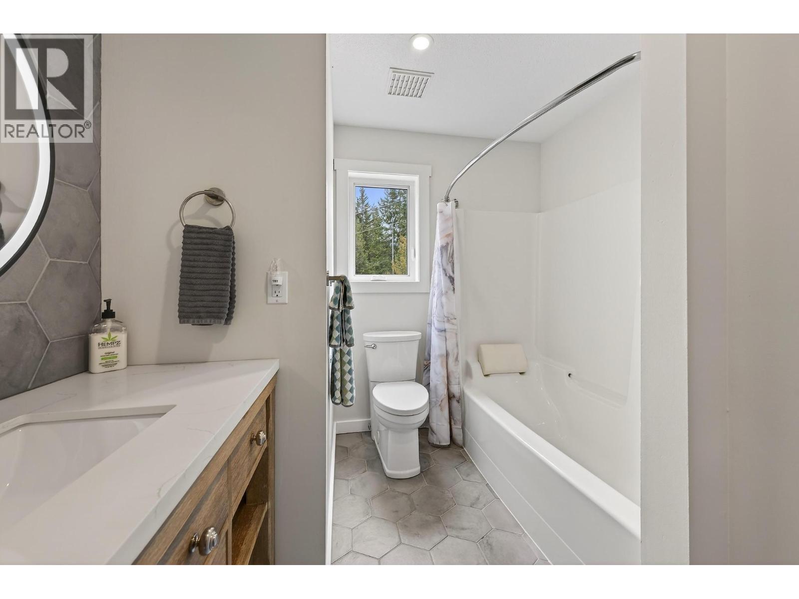  656 Lafontaine Road East, Golden