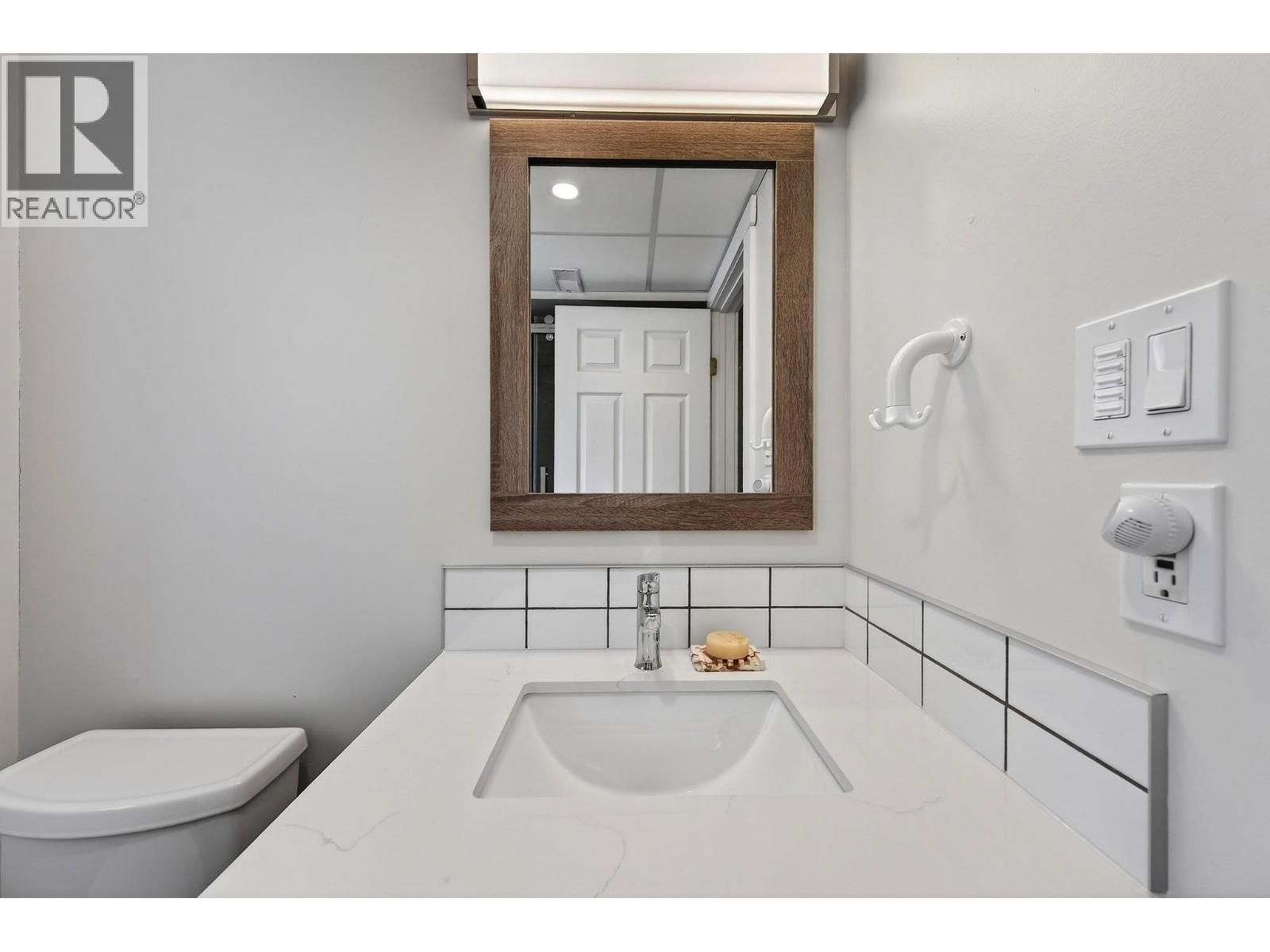  656 Lafontaine Road East, Golden