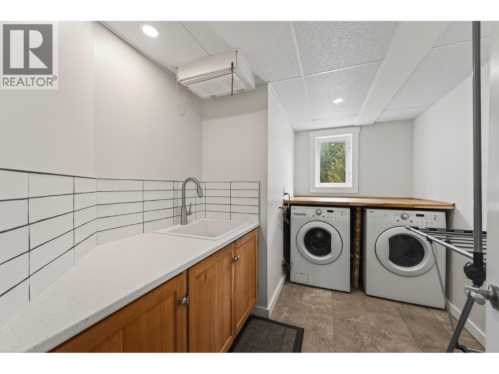  656 Lafontaine Road East, Golden