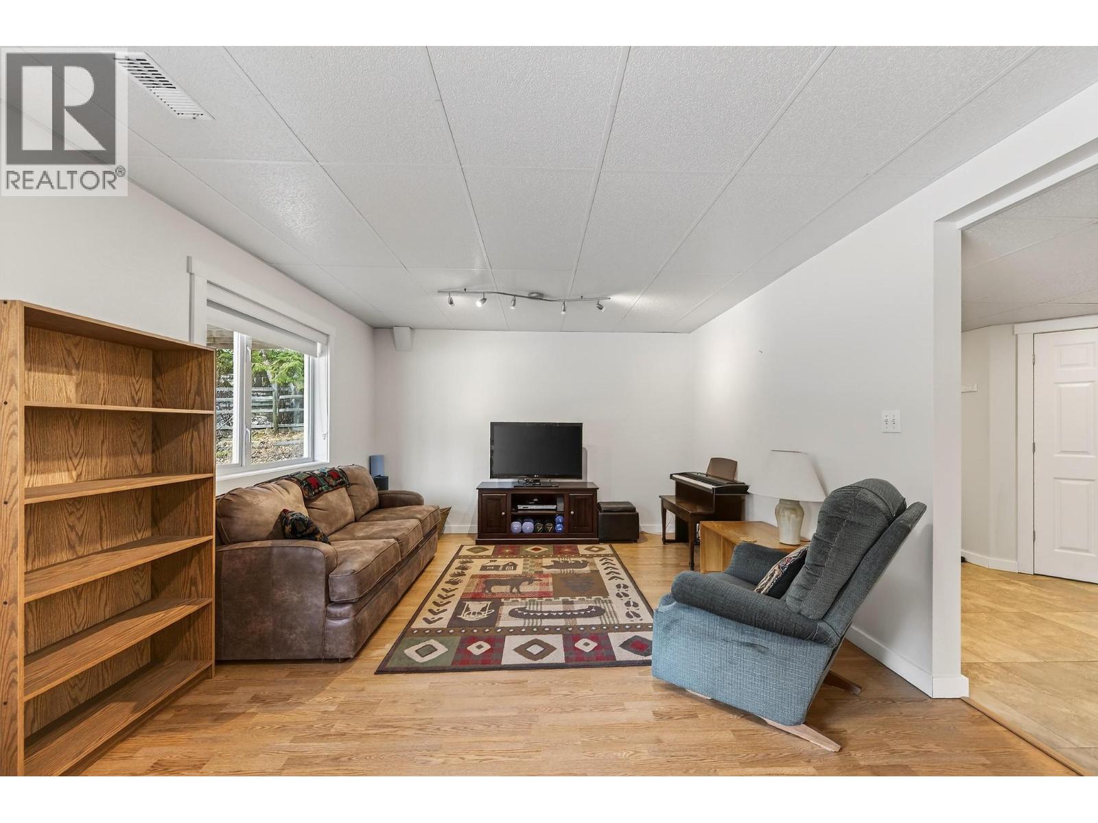  656 Lafontaine Road East, Golden