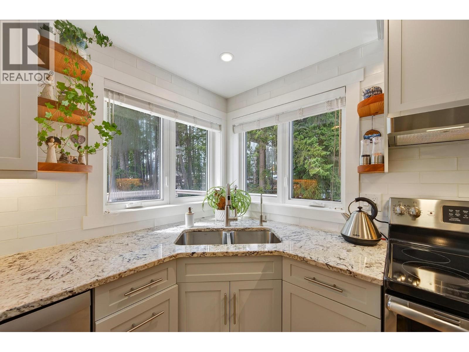  656 Lafontaine Road East, Golden