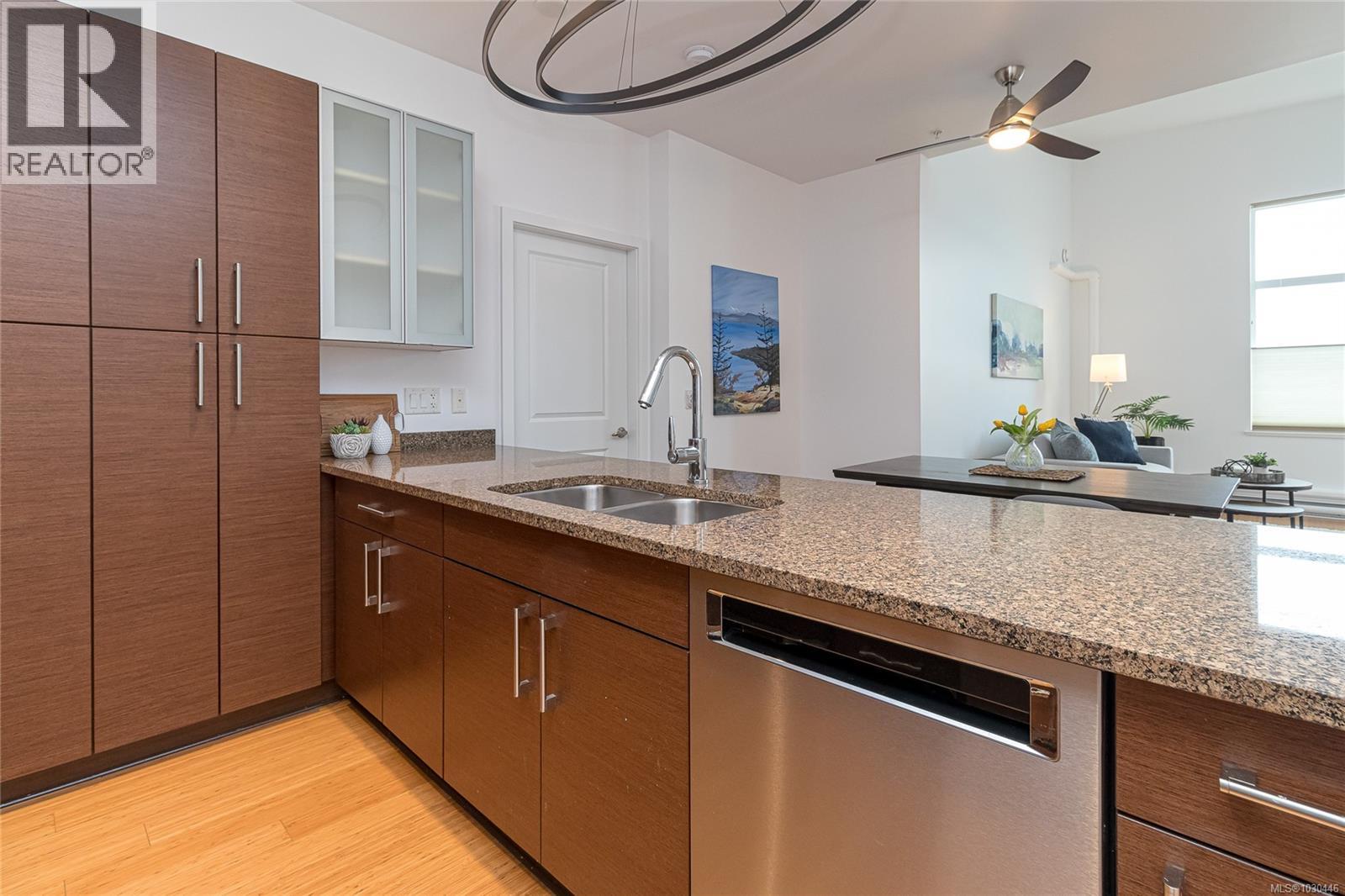 405 4394 West Saanich Rd, Saanich