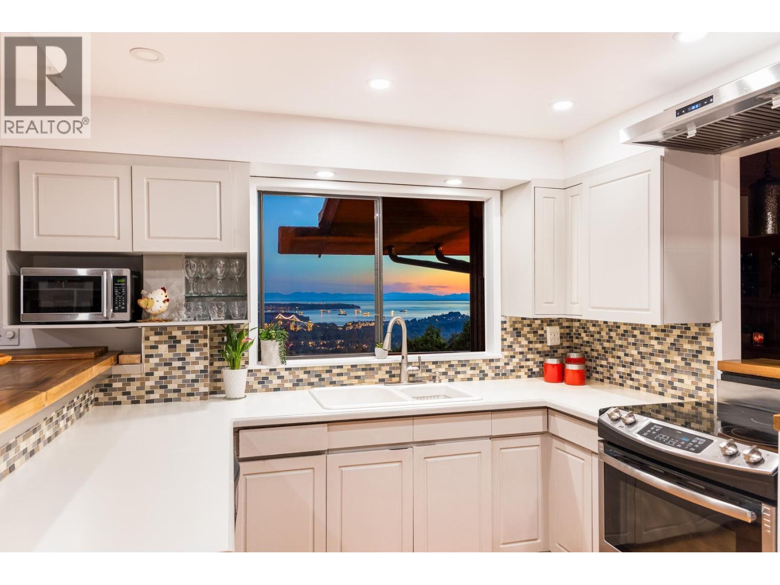 187 RONDOVAL CRESCENT, North Vancouver