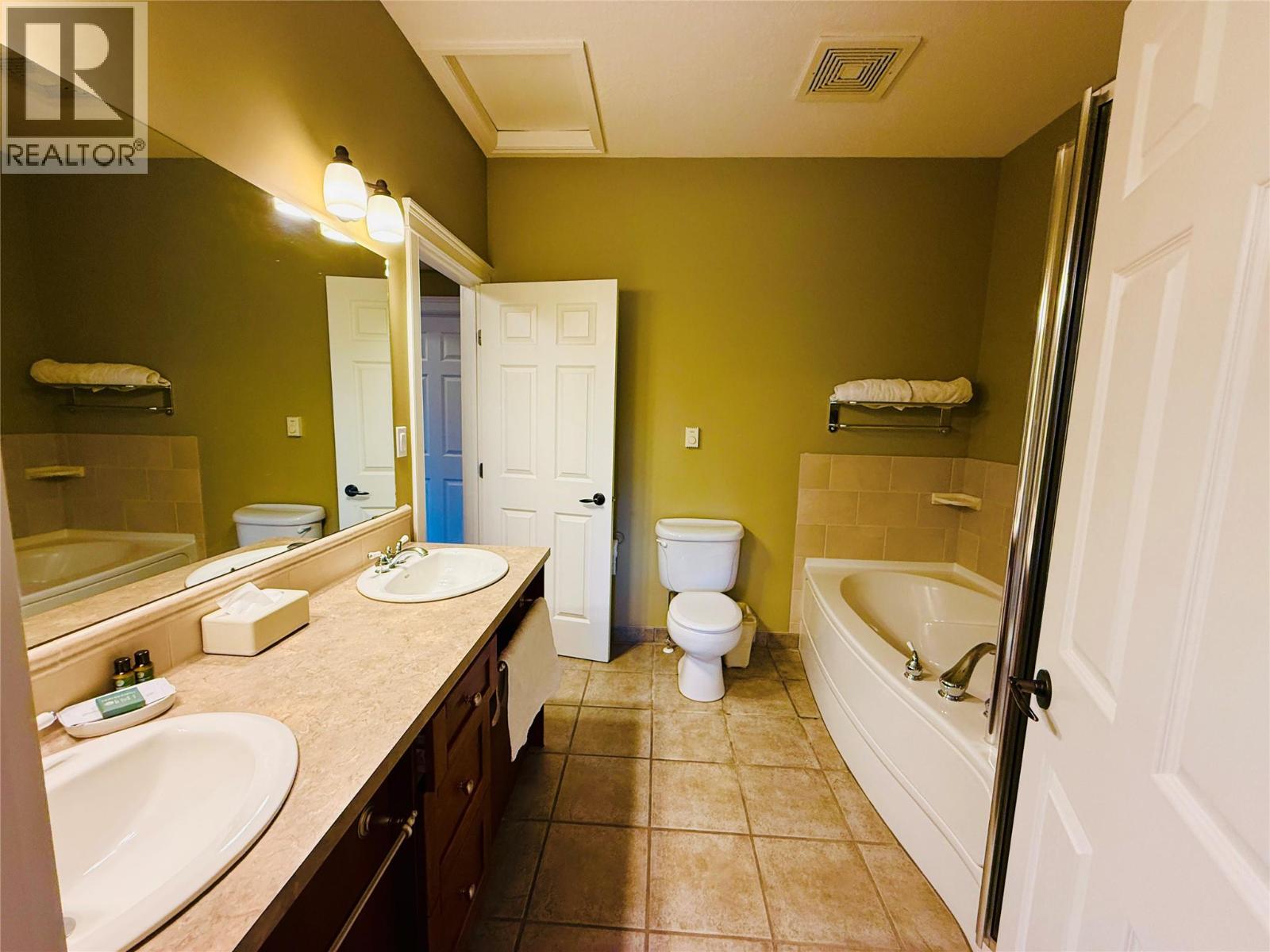 200 Bighorn Boulevard Unit# 233, Radium Hot Springs