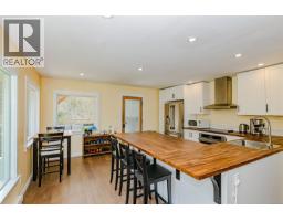 Living room - 821 Fulford-ganges Rd, Salt Spring, BC V8K2G4 Photo 8