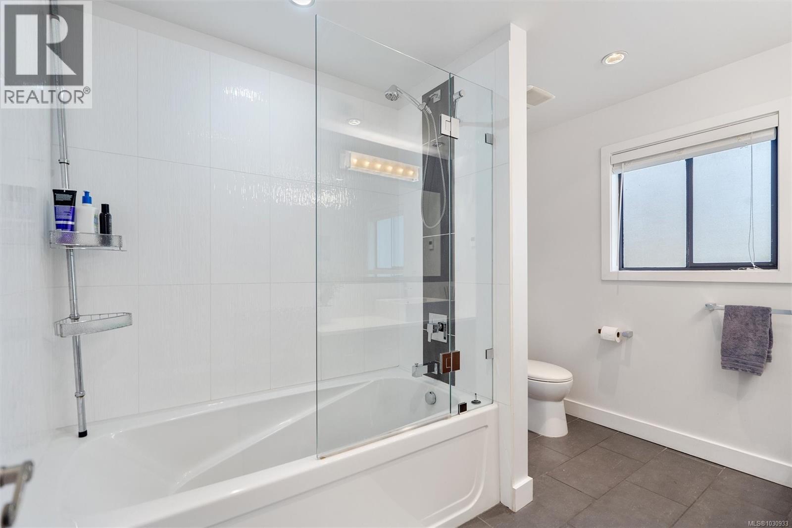  890 Denford Crescent, Saanich