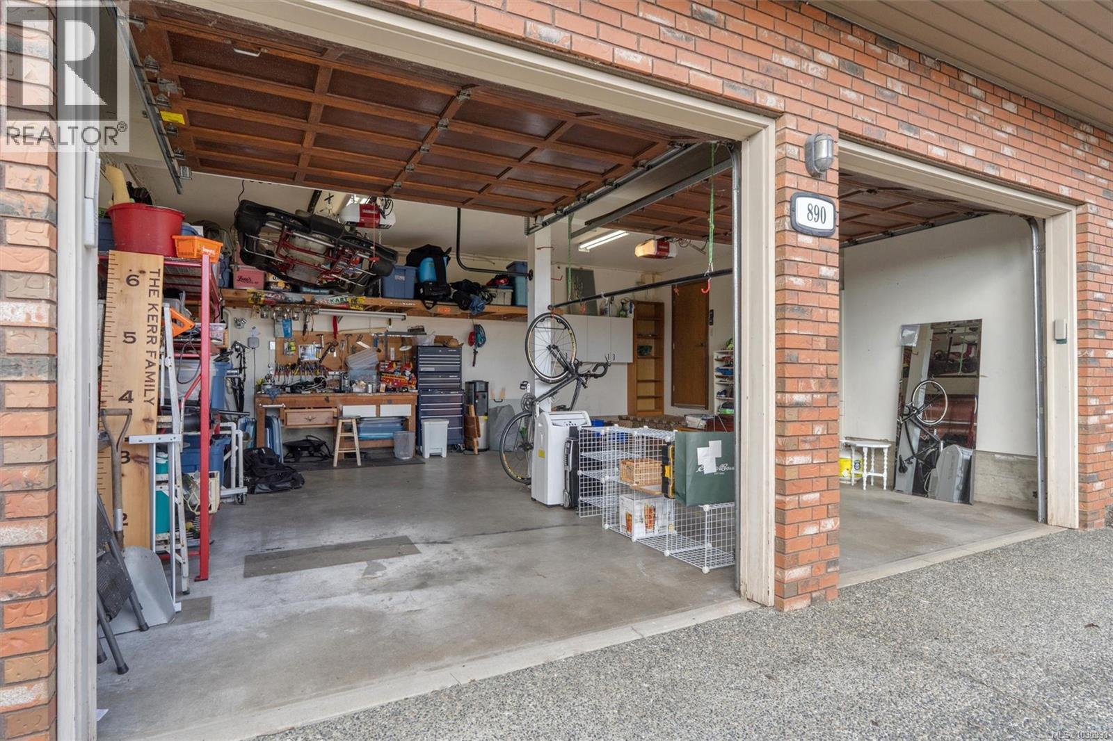  890 Denford Crescent, Saanich