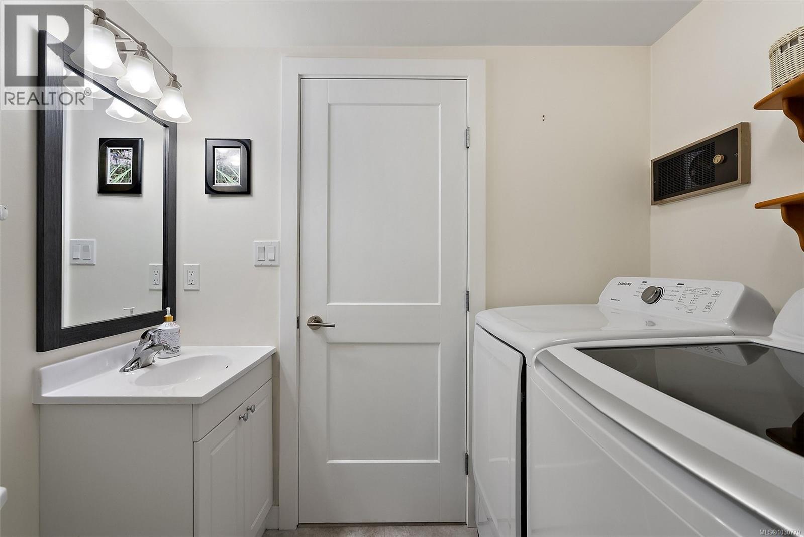 B 3054 Washington Ave, Victoria