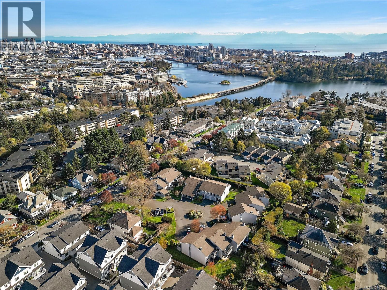 B 3054 Washington Ave, Victoria