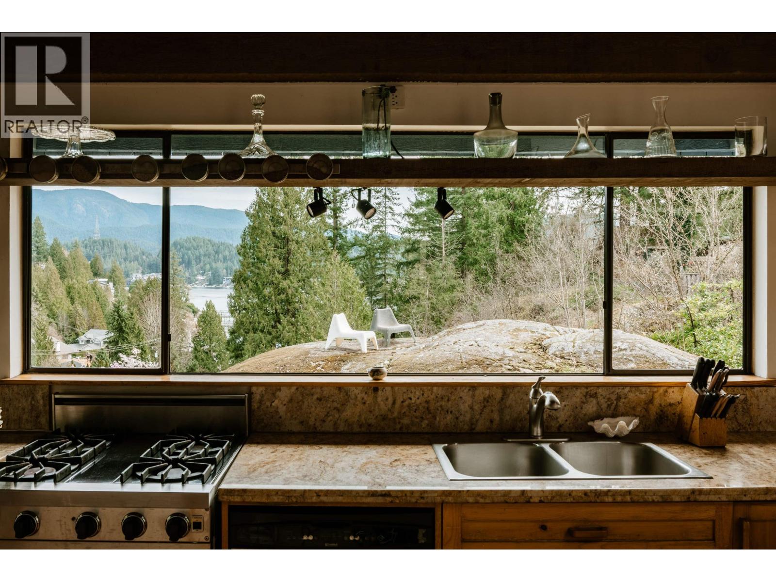 4477 STRATHCONA ROAD, North Vancouver