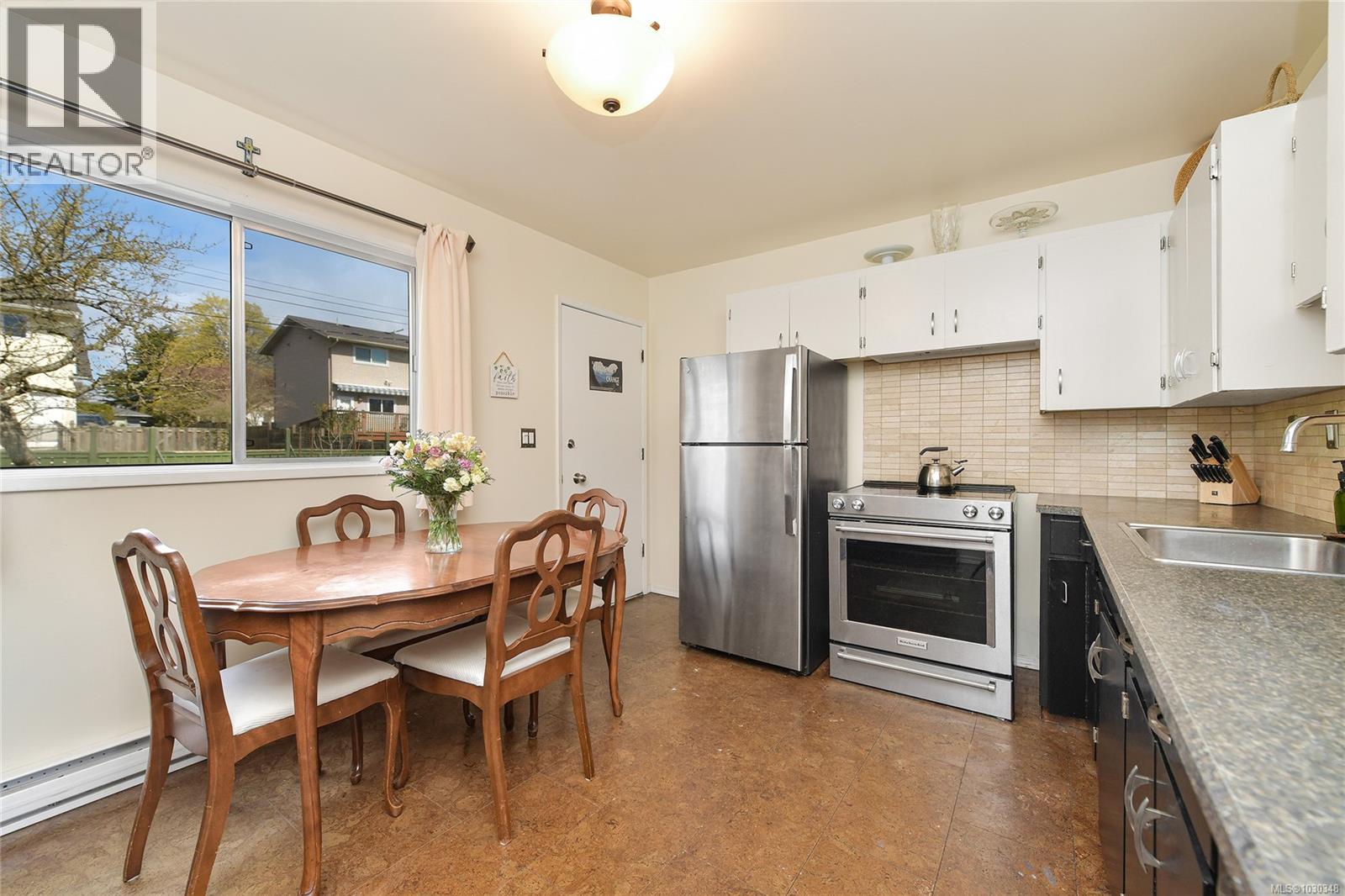 1716 Ashdale Pl, Saanich