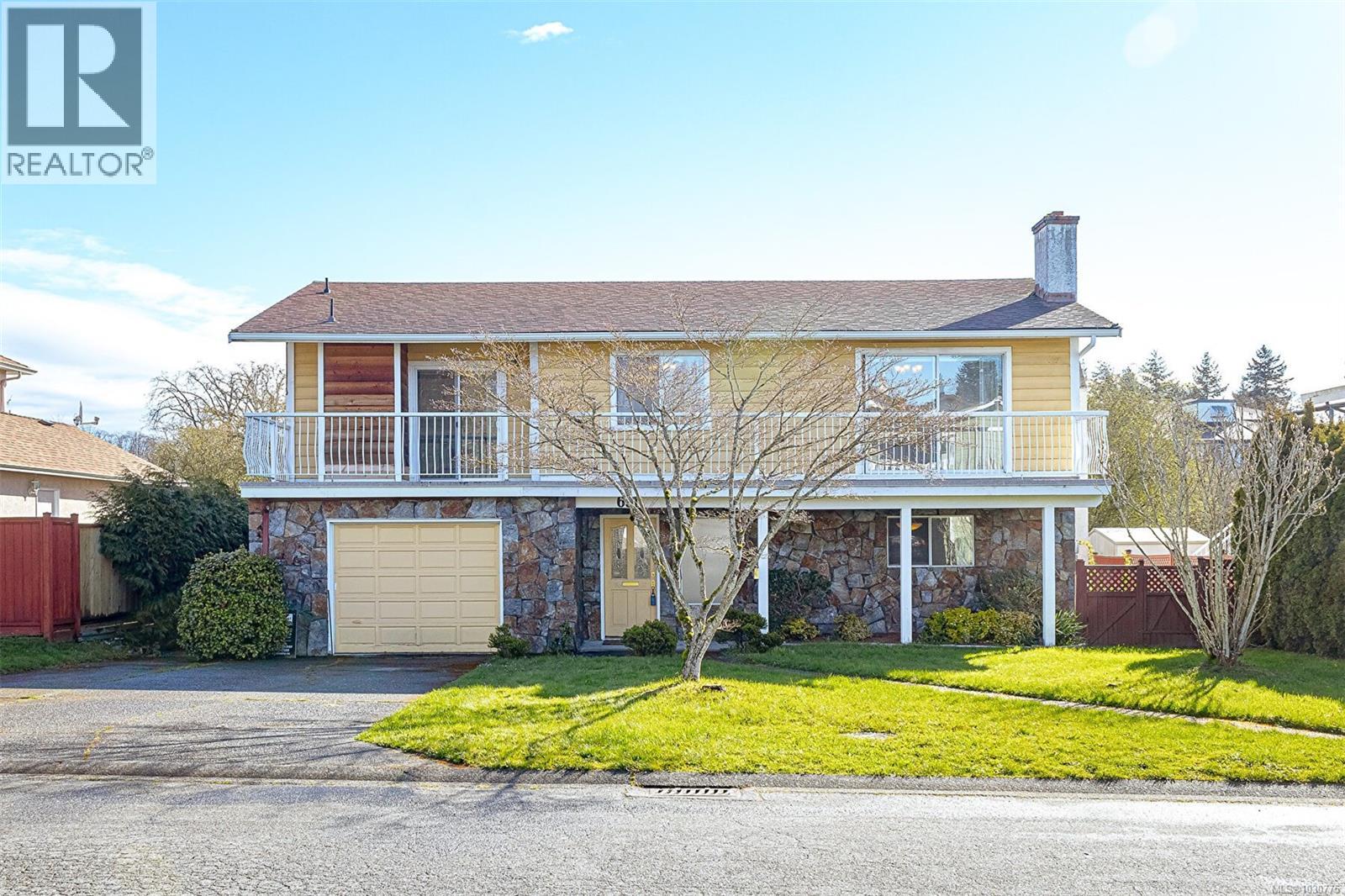 631 Jolly Pl, Saanich
