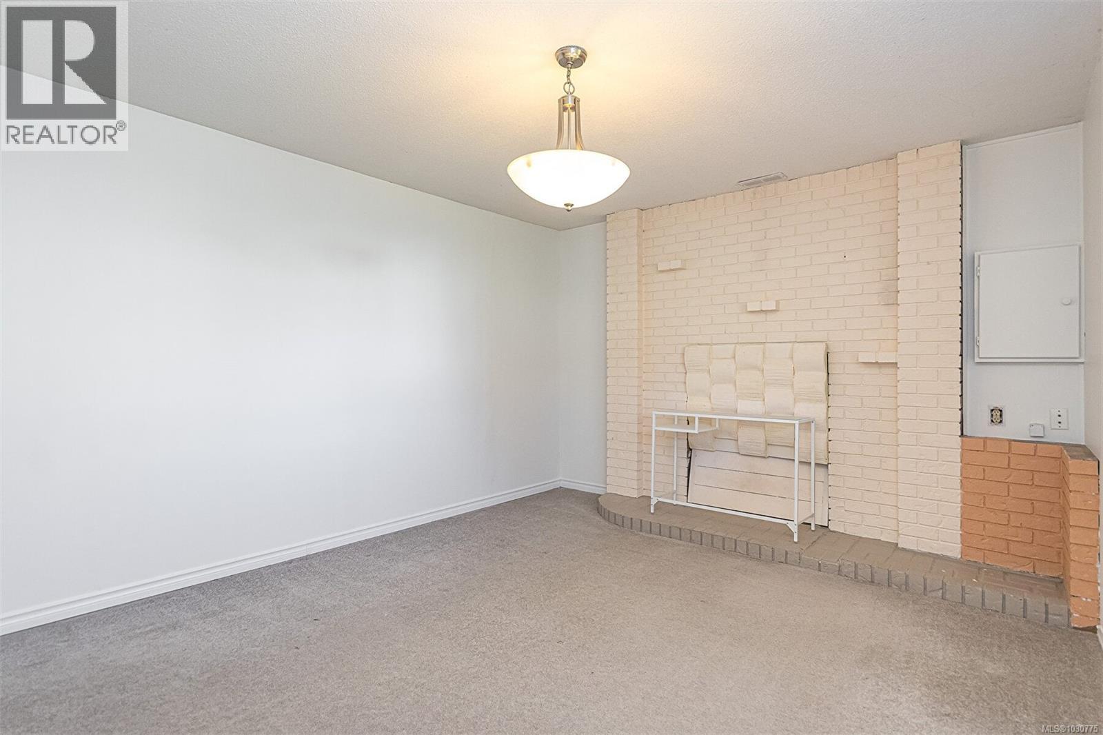 631 Jolly Pl, Saanich