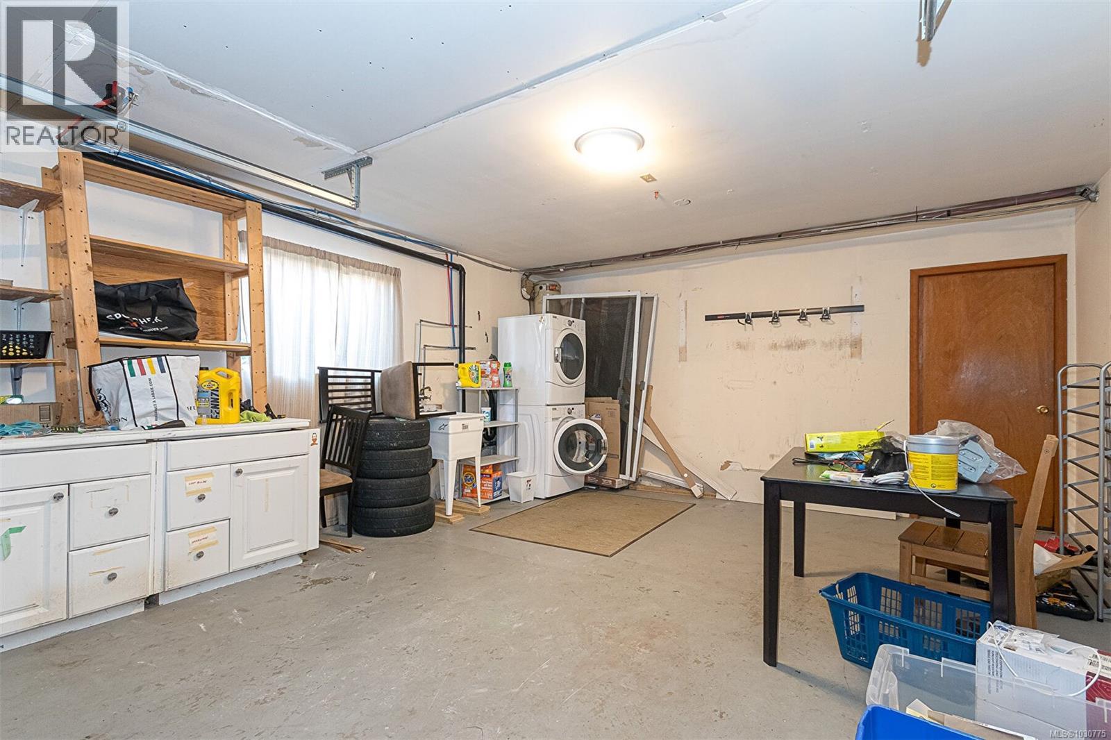 631 Jolly Pl, Saanich