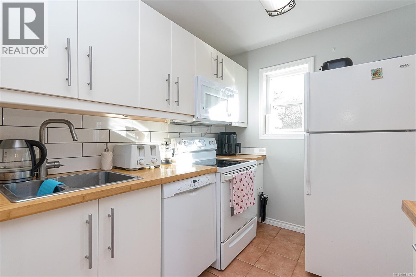 631 Jolly Pl, Saanich