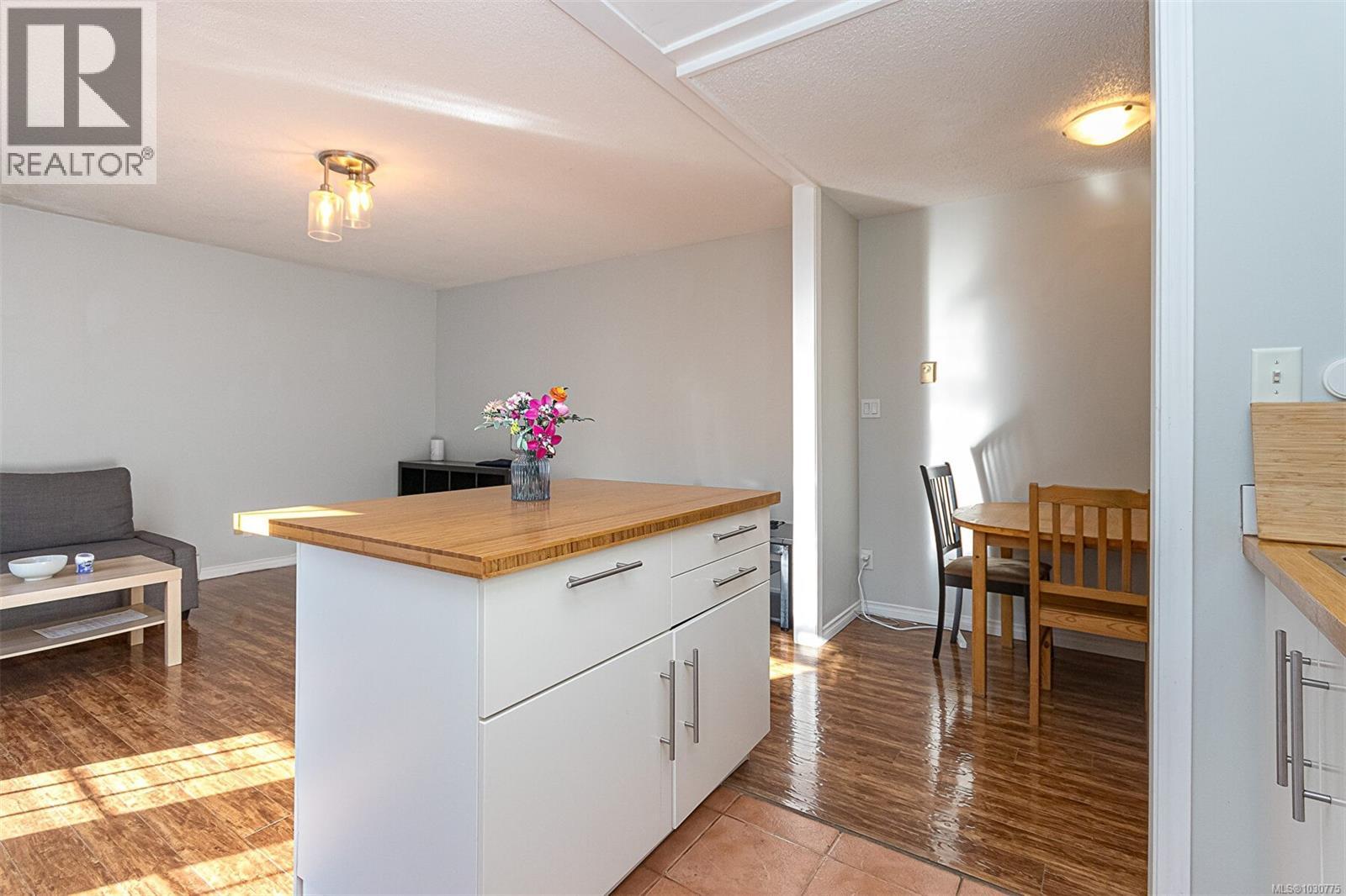 631 Jolly Pl, Saanich