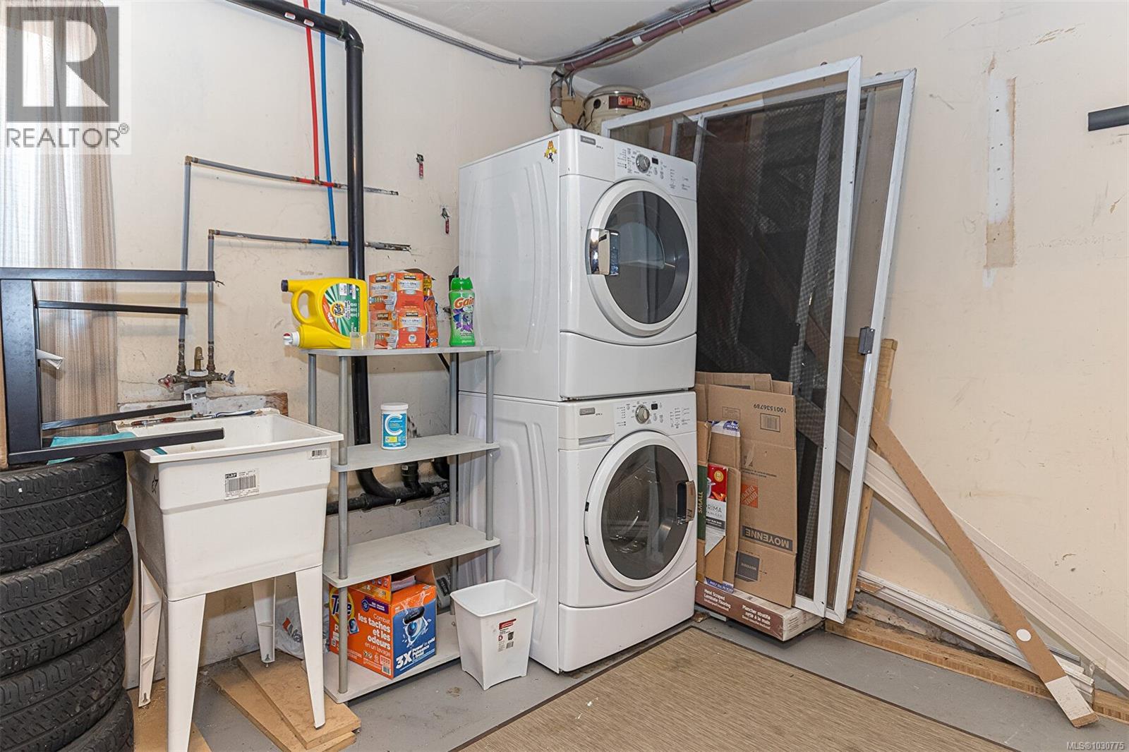 631 Jolly Pl, Saanich