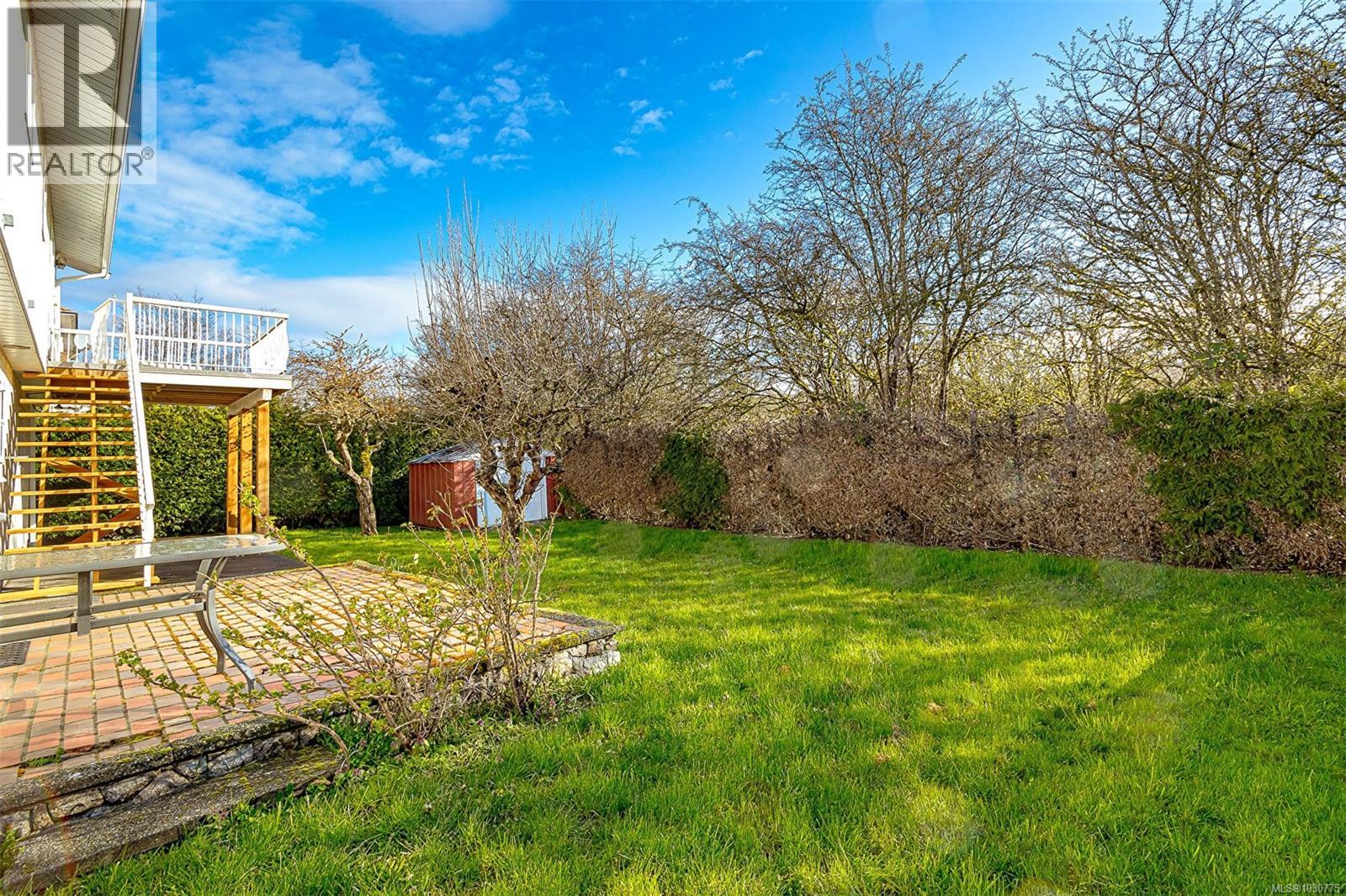 631 Jolly Pl, Saanich