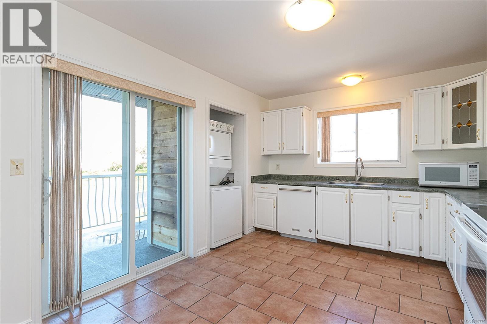 631 Jolly Pl, Saanich