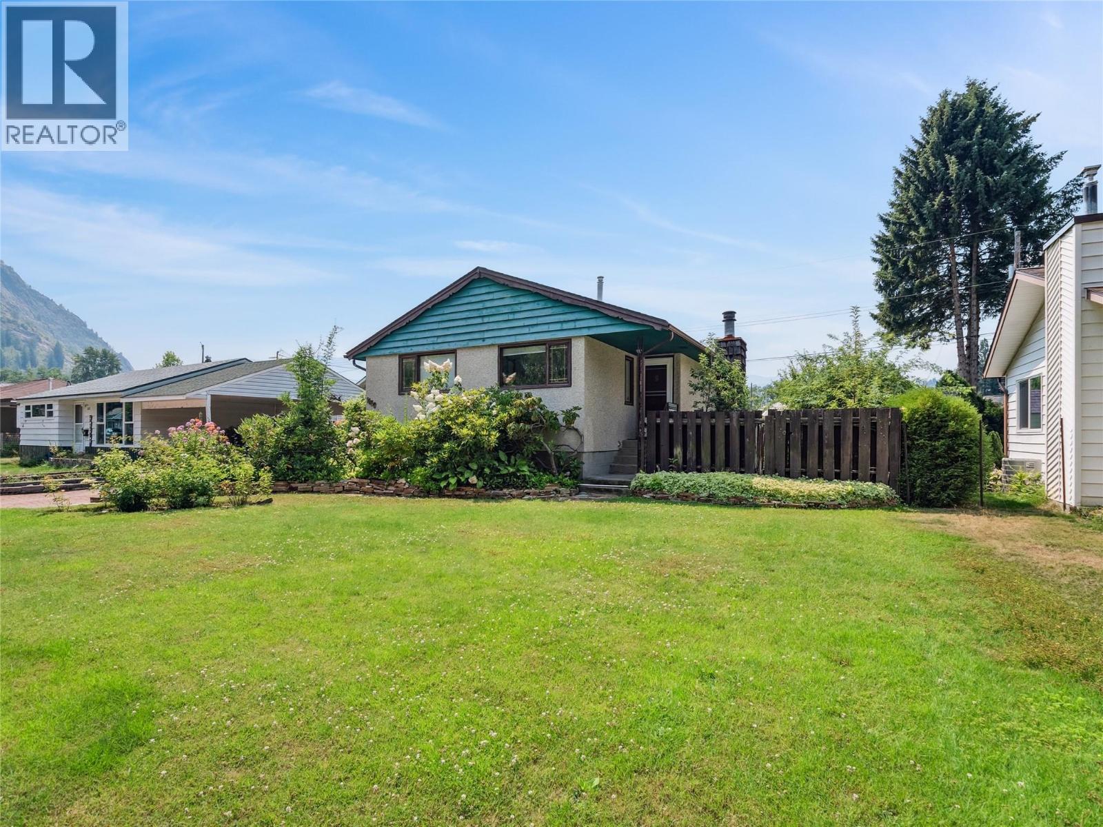  1150 MARIANNA Crescent, Trail