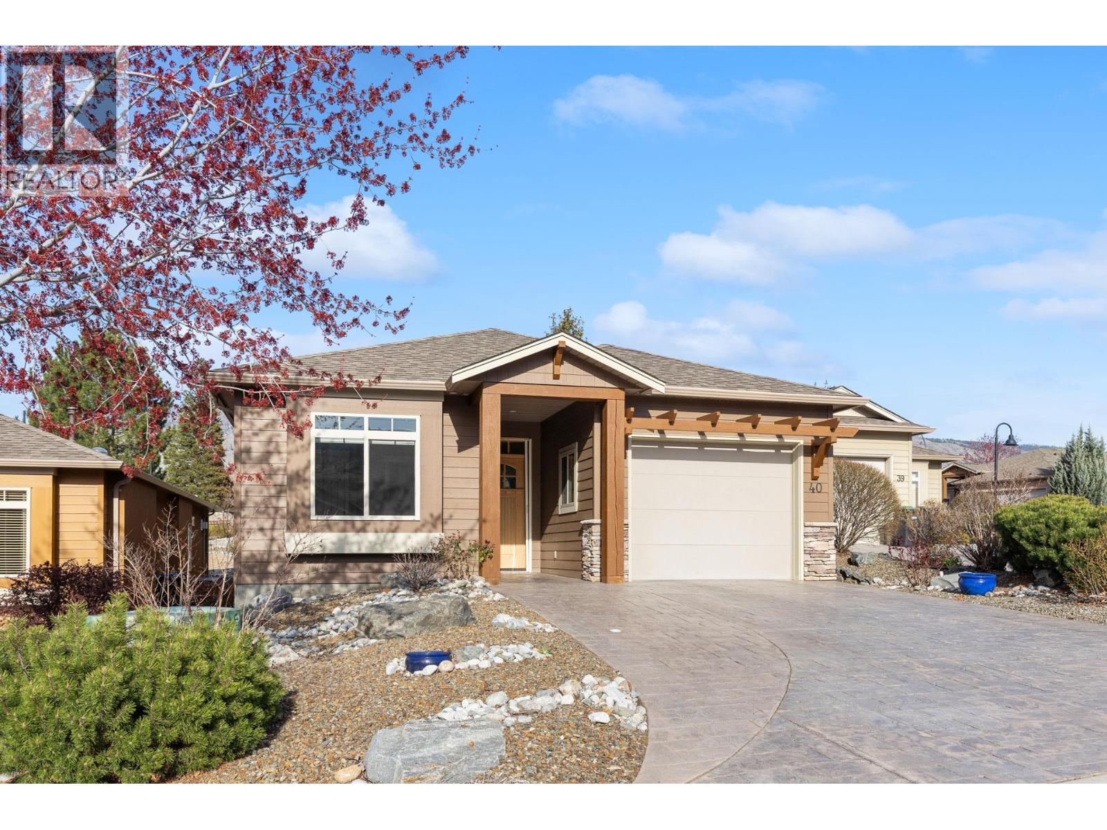 6833 MEADOWS Drive Unit# 40, Oliver