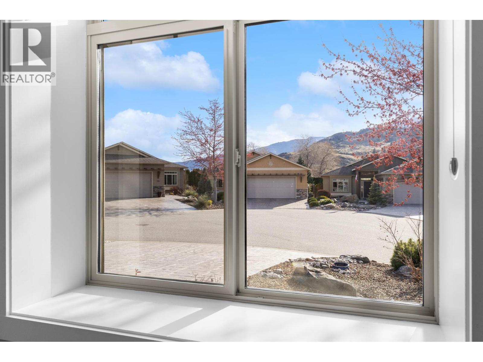 6833 MEADOWS Drive Unit# 40, Oliver