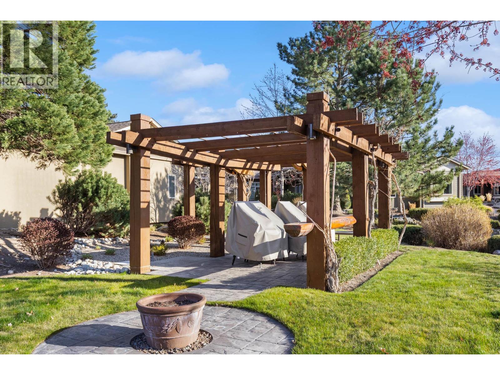 6833 MEADOWS Drive Unit# 40, Oliver